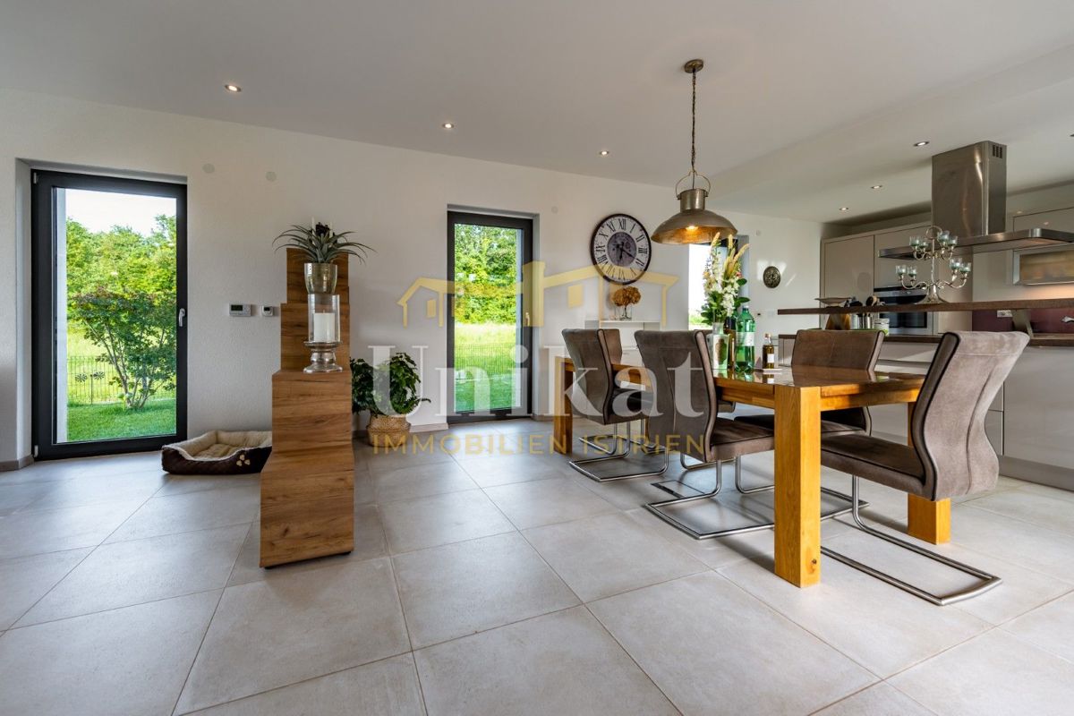 Luksuzna hiša z garažo v kleti - 3 km do morja